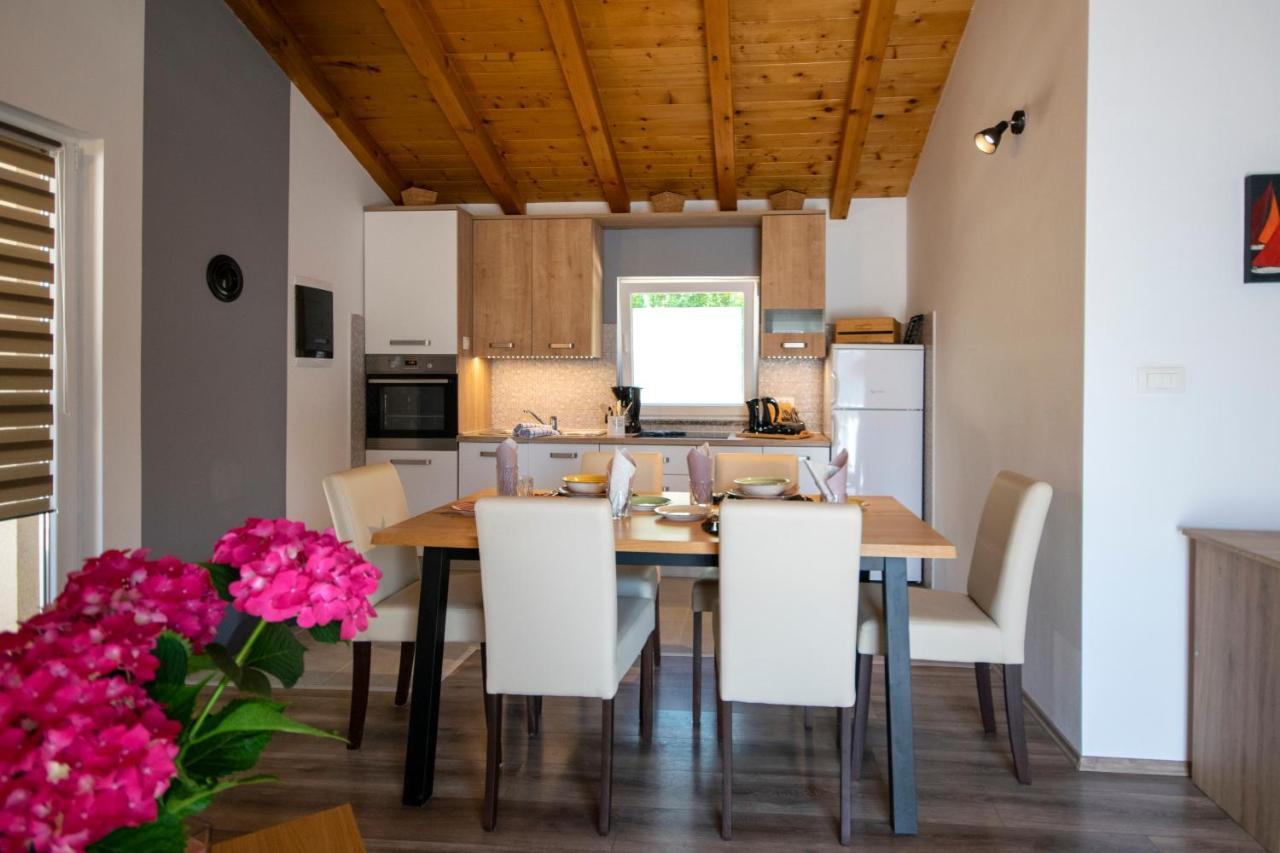 Вилла Old Oak Holiday House Ровинь Экстерьер фото