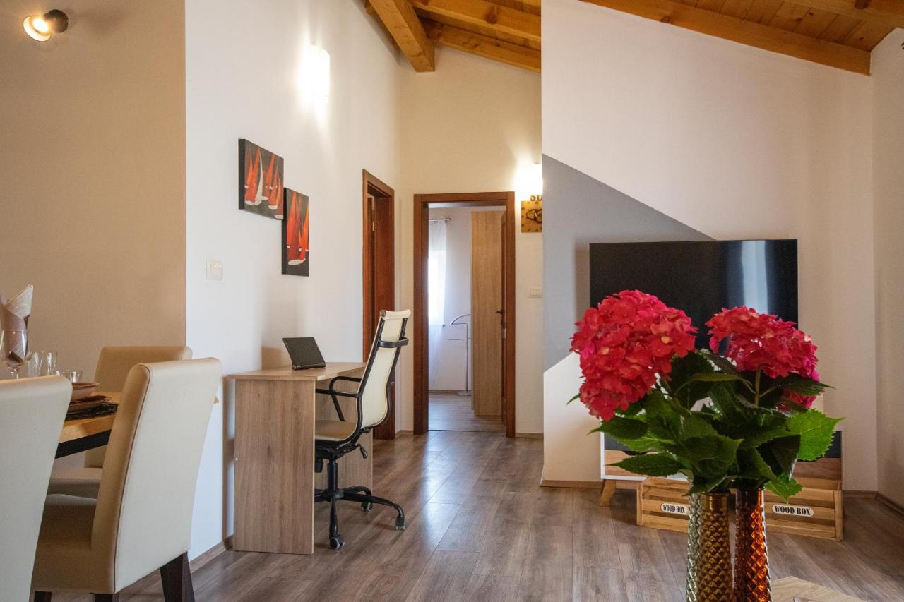 Вилла Old Oak Holiday House Ровинь Экстерьер фото