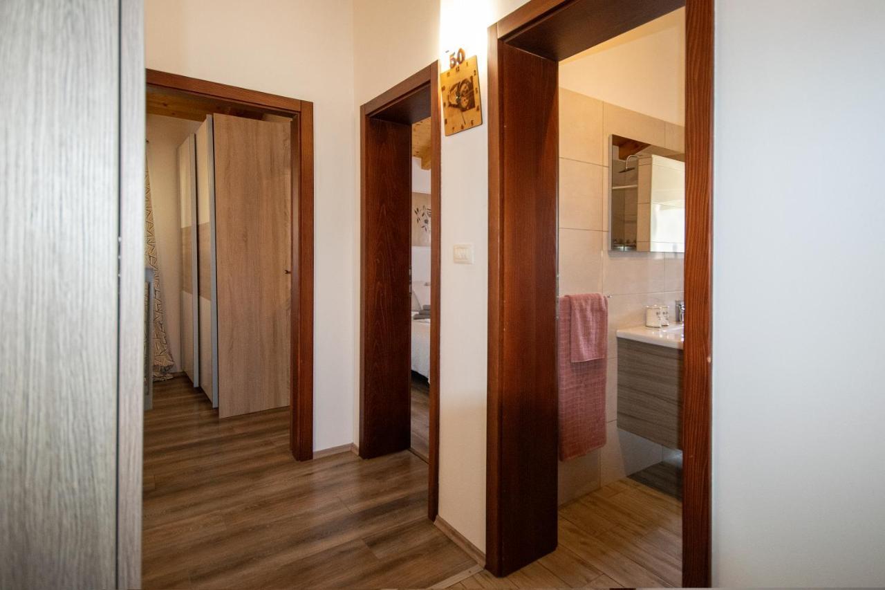 Вилла Old Oak Holiday House Ровинь Экстерьер фото