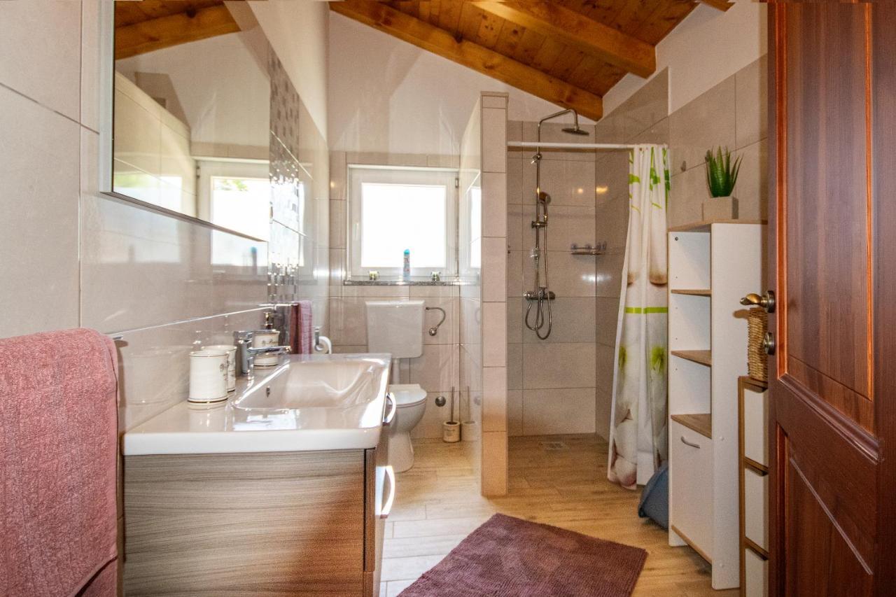 Вилла Old Oak Holiday House Ровинь Экстерьер фото